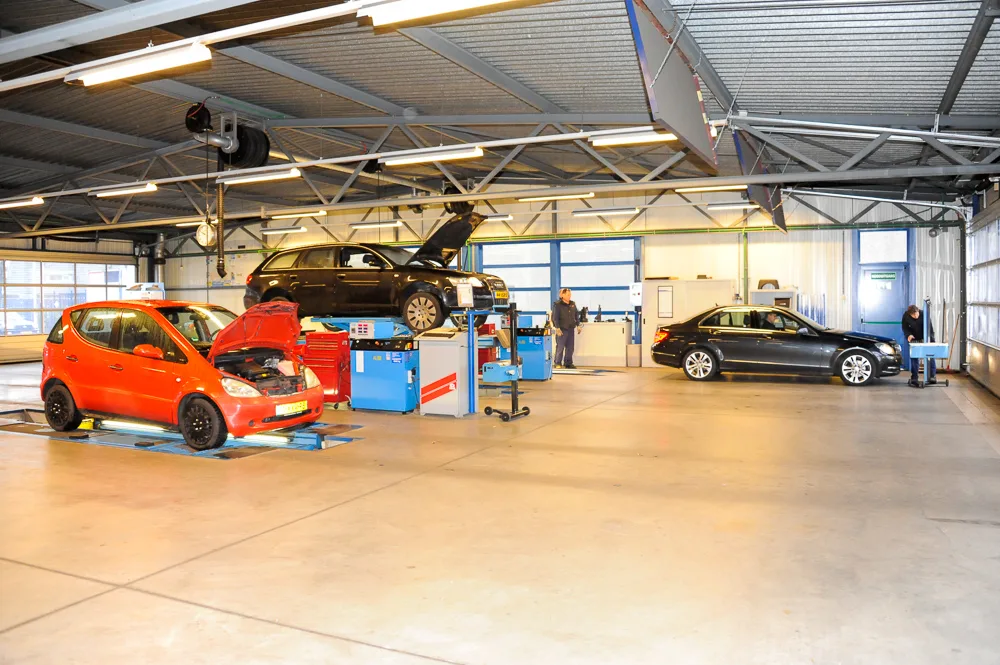 De keuringshal van APK van Rijssel in Best met meerdere keuringsstraten